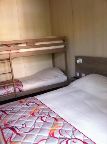 1 queen bed, 1 bunk bed