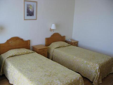 2 twin beds