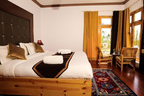 Deluxe Double Room (2 Adults + 1 Child) image 4