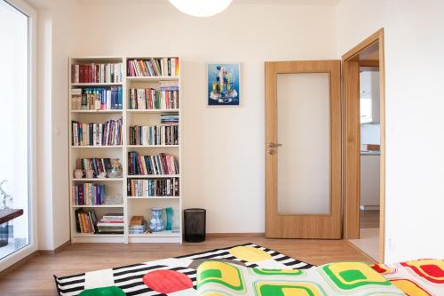 Prostorný 3 pokojový apartmán s dvěma terasami, Praha (fotografie 8)