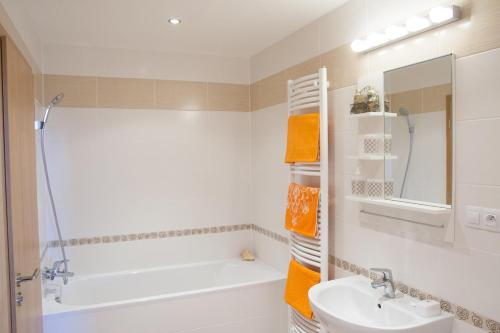 Prostorný 3 pokojový apartmán s dvěma terasami, Praha (fotografie 10)
