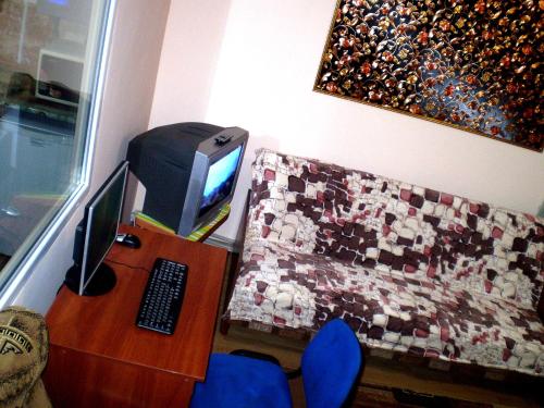1 КОМ КВАРТИРА 1 ЭТАЖ 3 дивана WI-FI центр города САДОВАЯ-ЧКАЛОВА СИЛЬПО и АТБ отдельный дом 2 этажа - main image