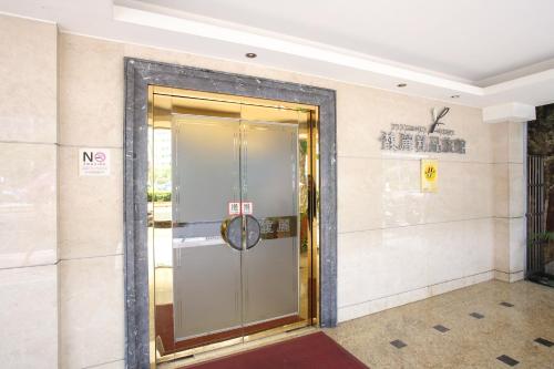 Elegance Hotel in Neihu District