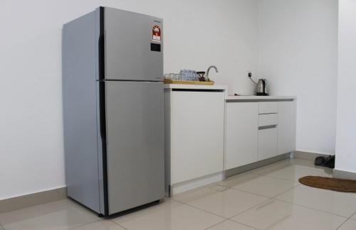 2-Bedroom Apartment@Trefoil Setia Alam photo 3