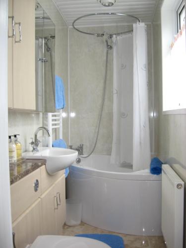 Trevarner Guest House - image 4