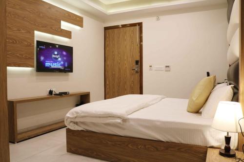 AP Holiday Inn Stop at Hotel AP Holiday Inn to discover the wonders of New Delhi and NCR. Offering a variety of facilities and services, the property provides all you need for a good nights sleep. All the necessary