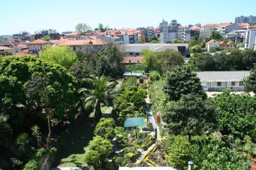 Triple Room with Balcony and Garden View image 10