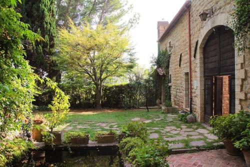  Peaceful housing in the first convent of St Clare, Pension in Assisi