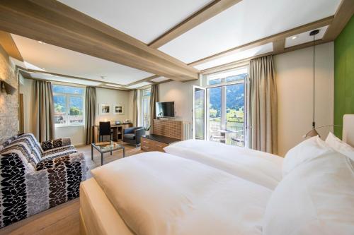 1 king bed, 1 sofa bed