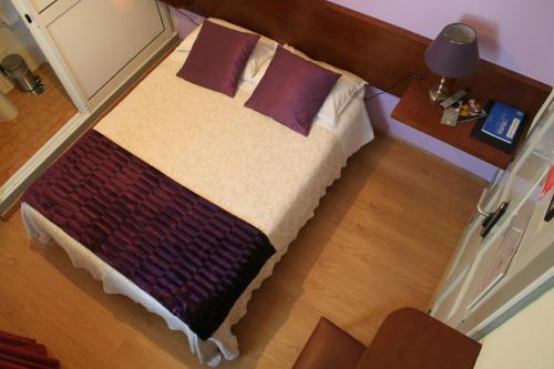 Standard Double Room image 6