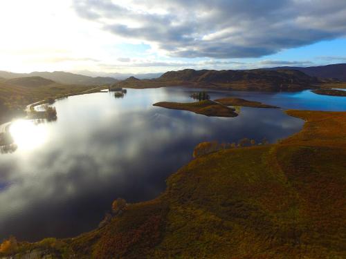 Loch Ness Highland Cottages with partial Loch View in Інверморістон