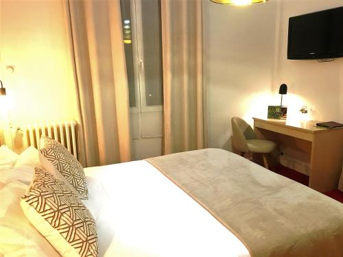 Hotel Le Boeuf Couronne Chartres - Logis Hotels Le Boeuf Couronné is a popular choice amongst travelers in Chartres, whether exploring or just passing through. The hotel offers a wide range of amenities and perks to ensure you have a great time. T