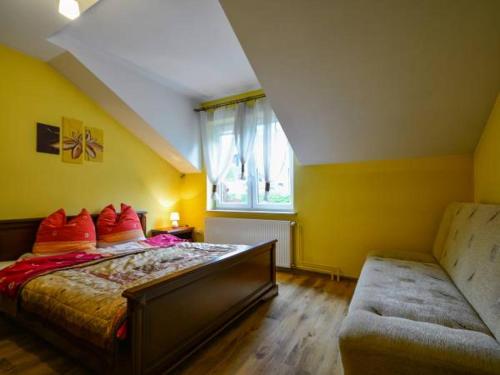 1 queen bed, 3 twin beds, 2 sofa beds