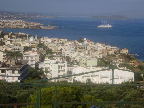 Akrotiri Hotel