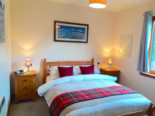 Loch Ness Highland Cottages with partial Loch View in Інверморістон