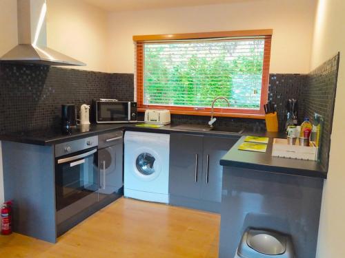 кухня, Loch Ness Highland Cottages with partial Loch View in Інверморістон