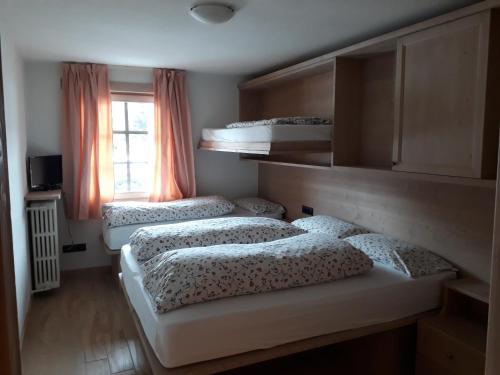 1 queen bed, 2 bunk beds, 1 sofa bed