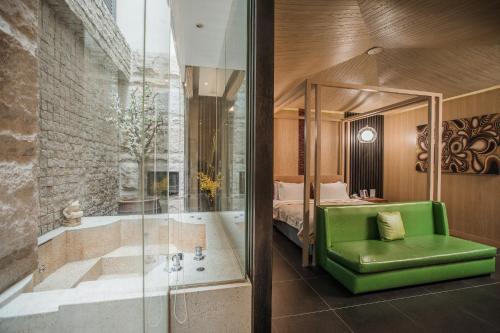 room detail thumbnail 2