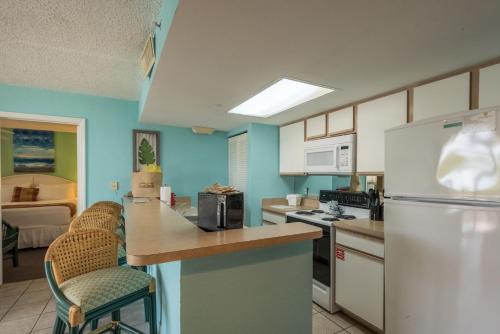 Sunrise Suites Grand Bahama Suite #106 - image 2