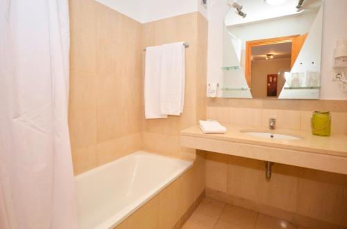  Amparo Cosy Beach Apartments in Machico