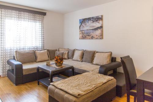 Lav Apartman Budva - image 7