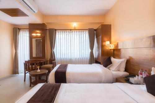 1 queen bed, 1 double bed