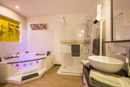 Deluxe Suite with Spa Bath
