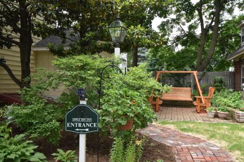 Apple Bin Inn in Willow Street, USA