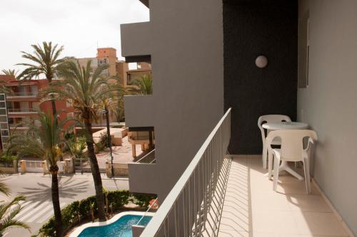 Twin Room with Garden View image 5