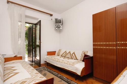 Apartments with a parking space Baska Krk - 5412 - image 4