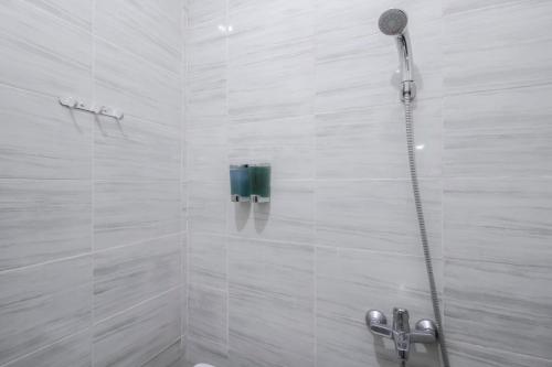 Bathroom, RedDoorz Plus near Galaxy Bekasi near Grand Metropolitan Mall