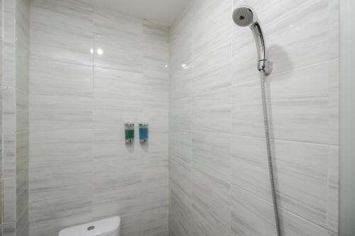 Bathroom, RedDoorz Plus near Galaxy Bekasi near Grand Metropolitan Mall