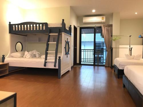 room detail thumbnail 1