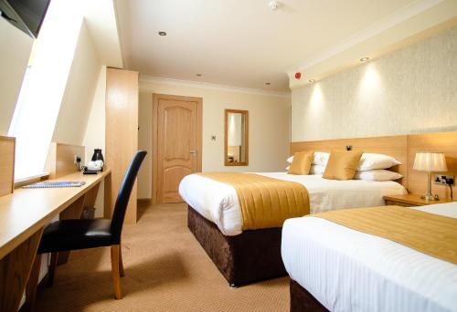 1 double bed, 1 twin bed