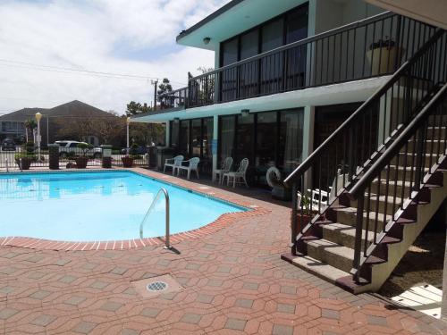 Alamar Resort Inn - image 2