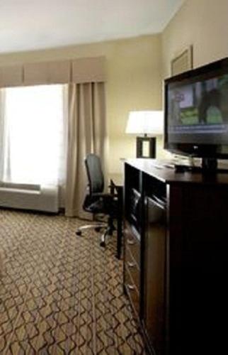 Holiday Inn Express and Suites Bossier City Louisiana Downs, an IHG Hotel