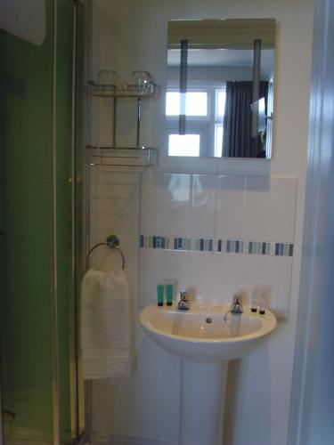 Breakers Bed and Breakfast - image 4