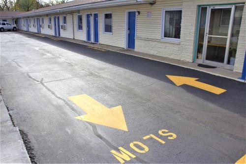Plaza Motel - image 10