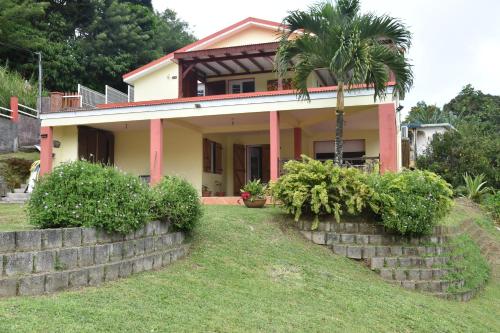 Haut de villa dans son écrin de verdure