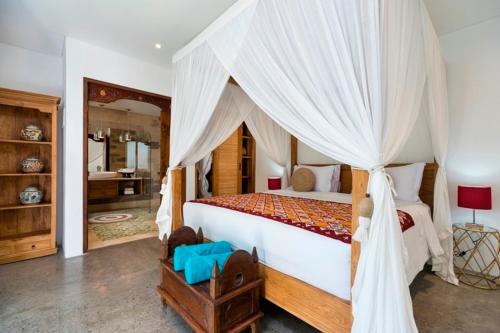 1 queen bed, 2 twin beds