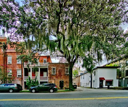 Comfy Carriage House Steps from the River