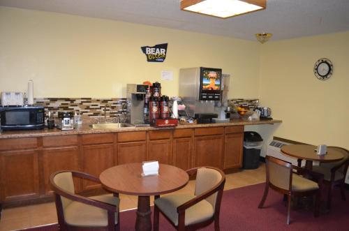 Travelodge Inn & Suites by Wyndham Muscatine - image 9