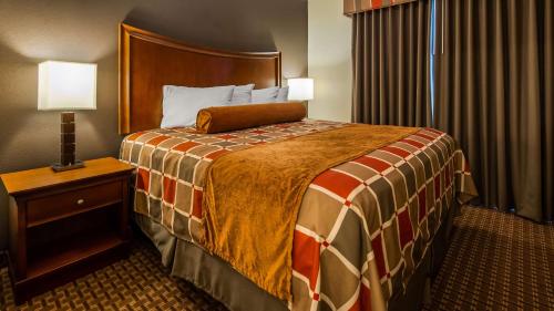 One-Bedroom King Suite with Sofa Bed and Dry Bar - Non-Smoking