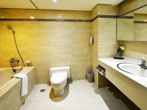 Standard Quadruple Room image 6