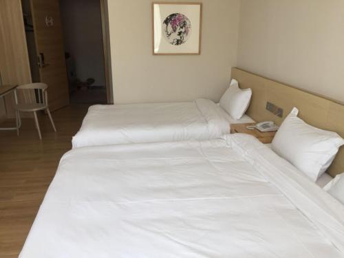 Inn Between Ideally located in the Xiangqiao area, Between Option Design Theme Guest House promises a relaxing and wonderful visit. The property offers a high standard of service and amenities to suit the individ