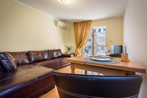 Family apartment in Becici - image 6