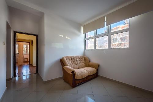 Family apartment in Becici - image 3