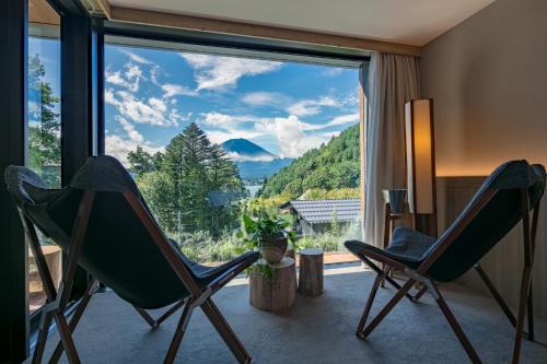 Deluxe Suite with Mountain View