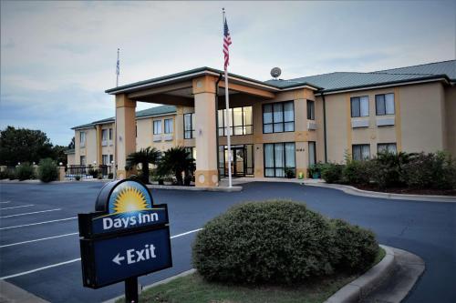 Days Inn by Wyndham Montgomery