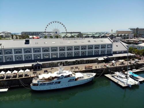 

Jackie O - Classic Luxury Yacht & Boutique Hotel